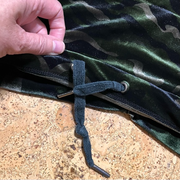 Pam & Gela Camouflage Velvet Crop Boxy Hoodie Sweatshirt Sz S - Picture 8 of 15